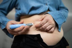 How does semaglutide work - man administering weekly semaglutide injection for weight loss